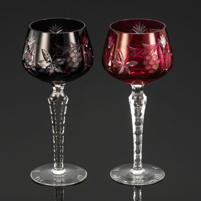 Пара бокалов фиолетового и малинового цветов с декором в виде виноградных гроздьев