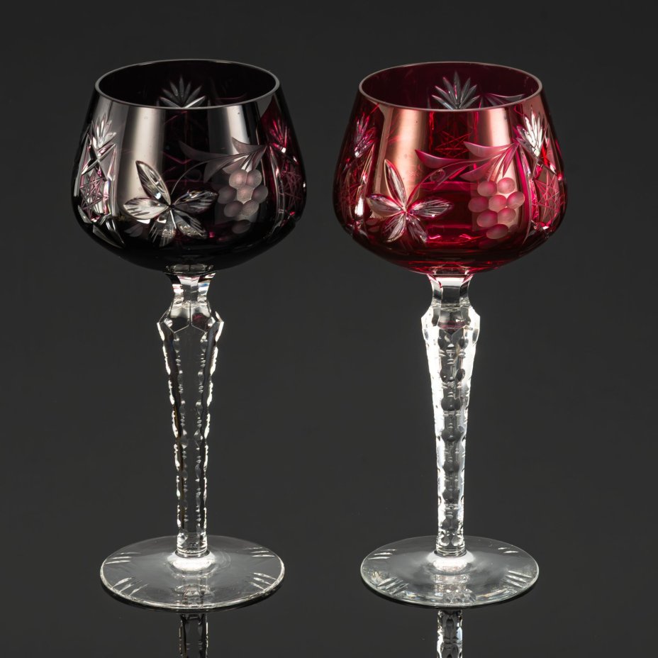 Пара бокалов фиолетового и малинового цветов с декором в виде виноградных гроздьев, хрусталь, алмазная грань, Германия, 1960-1990 гг.