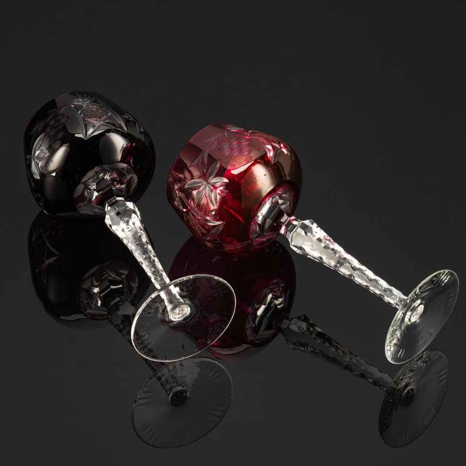 Пара бокалов фиолетового и малинового цветов с декором в виде виноградных гроздьев