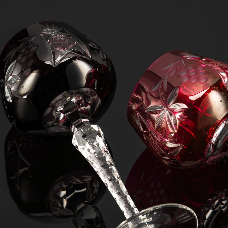 Пара бокалов фиолетового и малинового цветов с декором в виде виноградных гроздьев