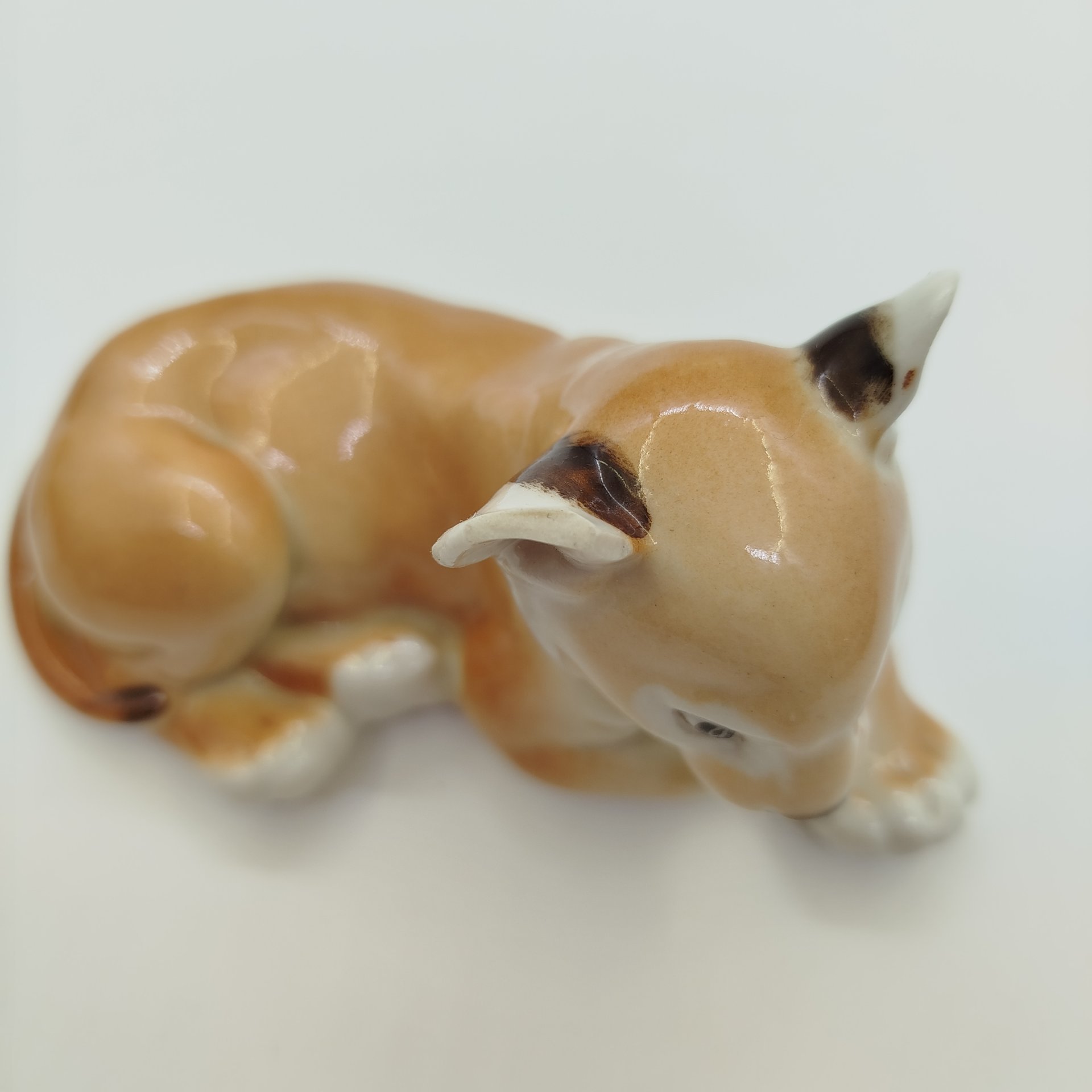 Статуэтка "Львёнок лежащий", скульптор Б.Я. Воробьев, фарфор, роспись, Ленинградский фарфоровый завод (ЛФЗ), СССР, 1970-1986 гг.