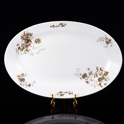 Блюдо сервировочное, овальной формы, украшенное цветочным декором, фарфор, деколь, Фарфоровый завод братьев Корниловых, Российская империя, 1914-1917 гг.
