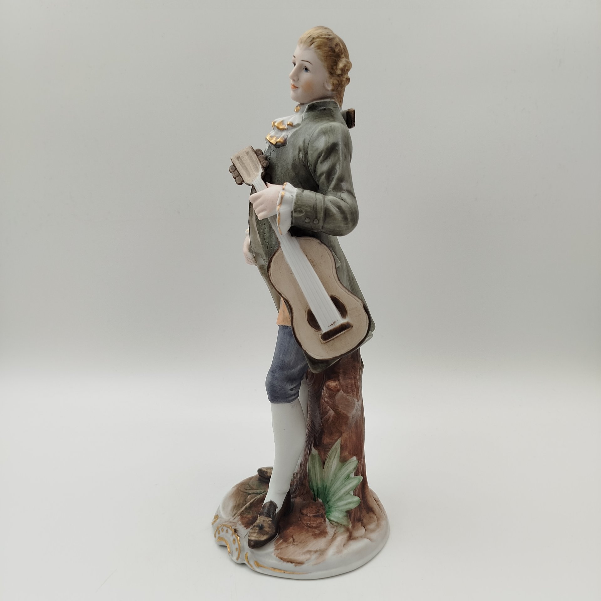 Статуэтка "Кавалер с гитарой", бисквит, роспись, Capodimonte (Каподимонте), Италия, 1970-1990 гг.