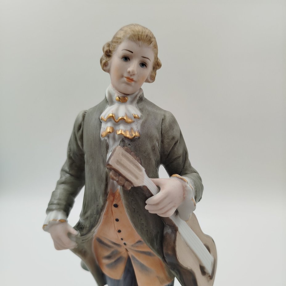 Статуэтка "Кавалер с гитарой", бисквит, роспись, Capodimonte (Каподимонте), Италия, 1970-1990 гг.