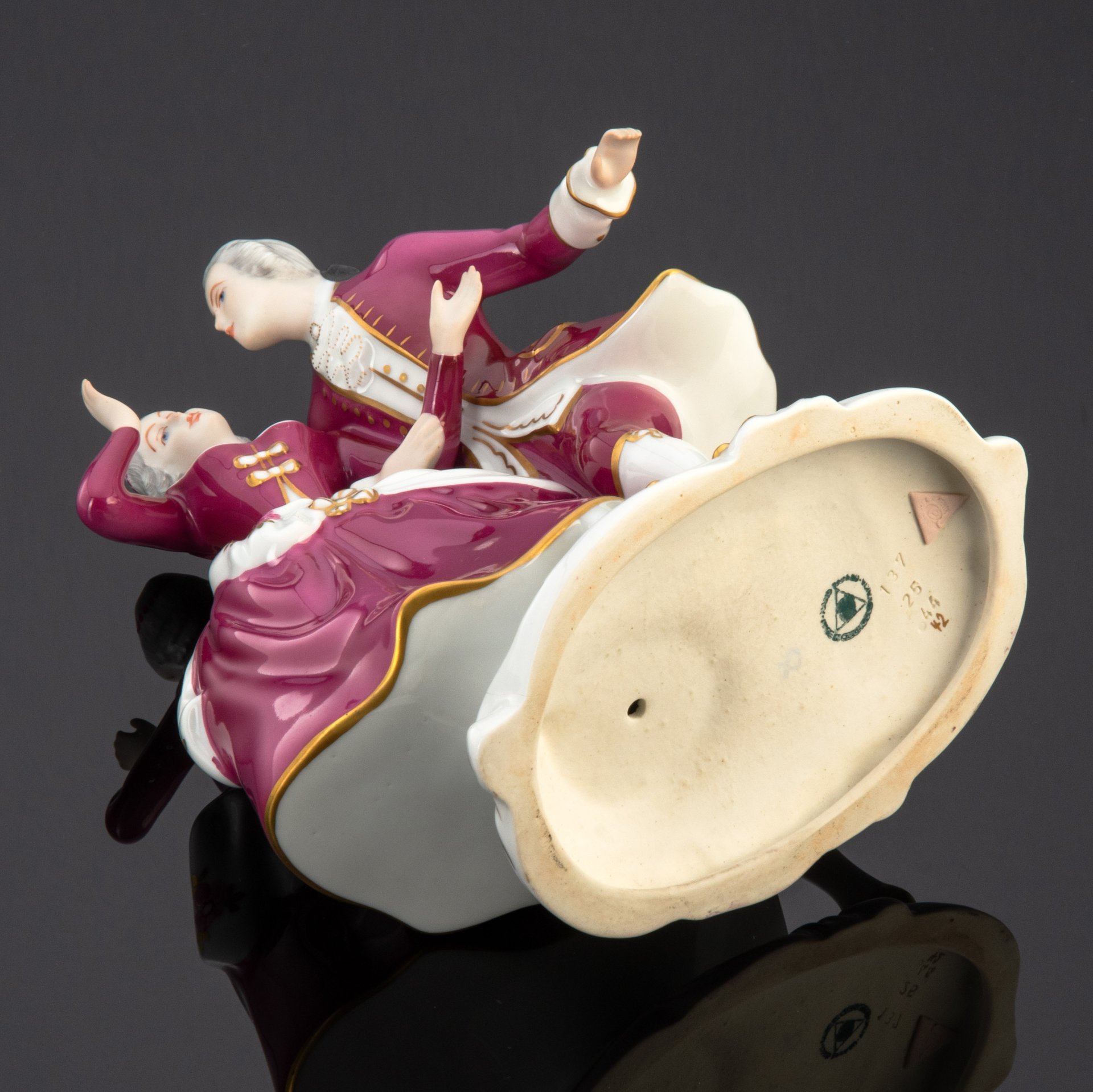 Статуэтка "Галантные ухаживания (Дама с кавалером)", Royal Dux