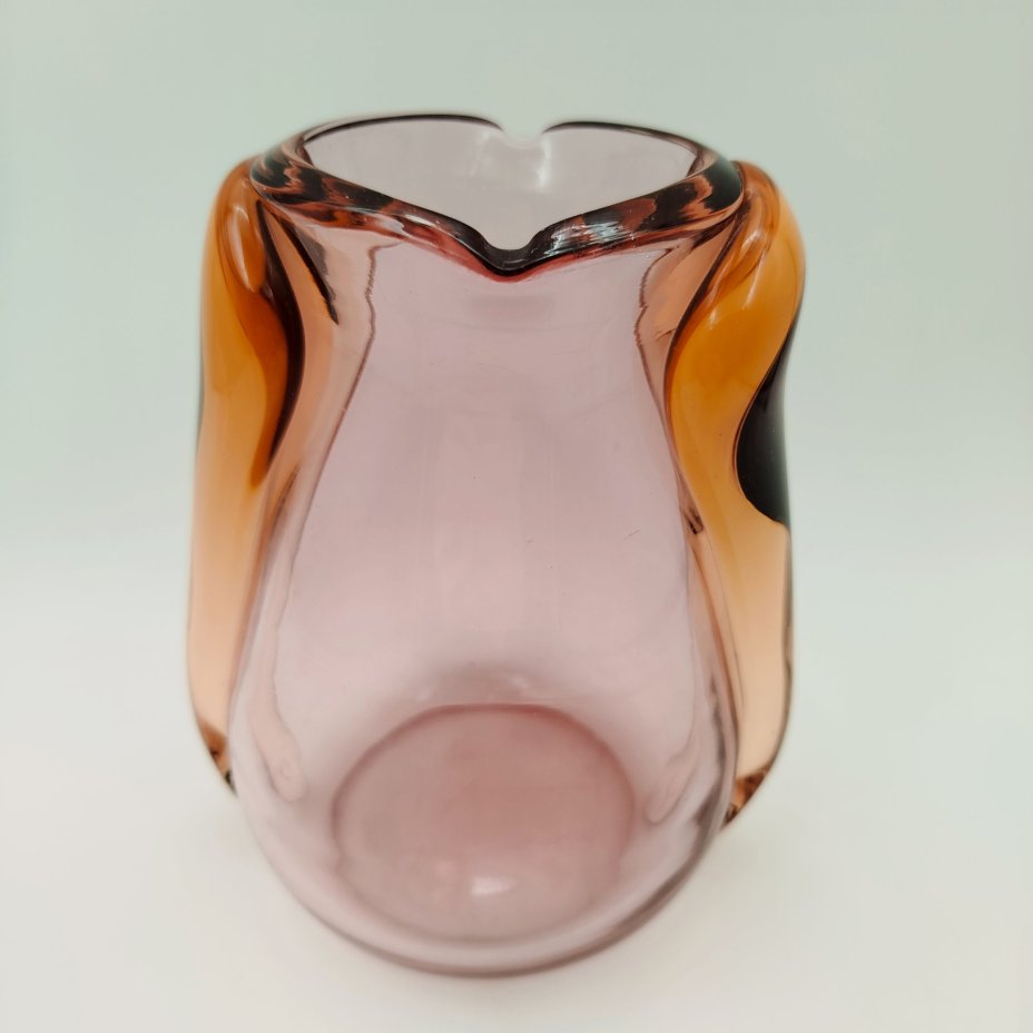 Ваза пузатой формы розового оттенка с двухконечным завершением, цветное стекло, гутная техника, налепы, Ливанский стекольный завод, Латвия, 1960-1980 гг.