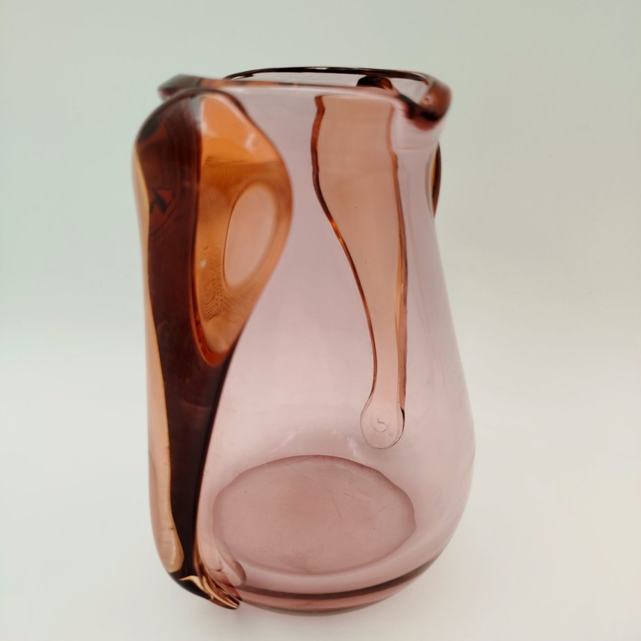 Ваза пузатой формы розового оттенка с двухконечным завершением, цветное стекло, гутная техника, налепы, Ливанский стекольный завод, Латвия, 1960-1980 гг.