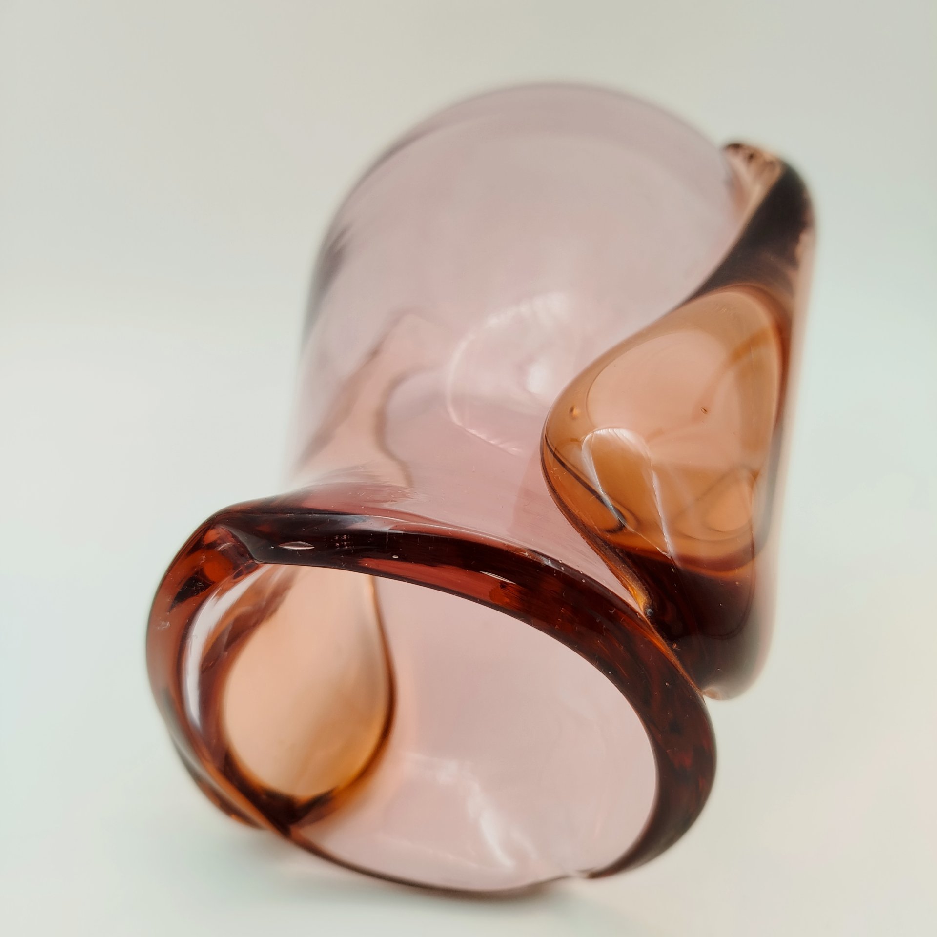 Ваза пузатой формы розового оттенка с двухконечным завершением, цветное стекло, гутная техника, налепы, Ливанский стекольный завод, Латвия, 1960-1980 гг.