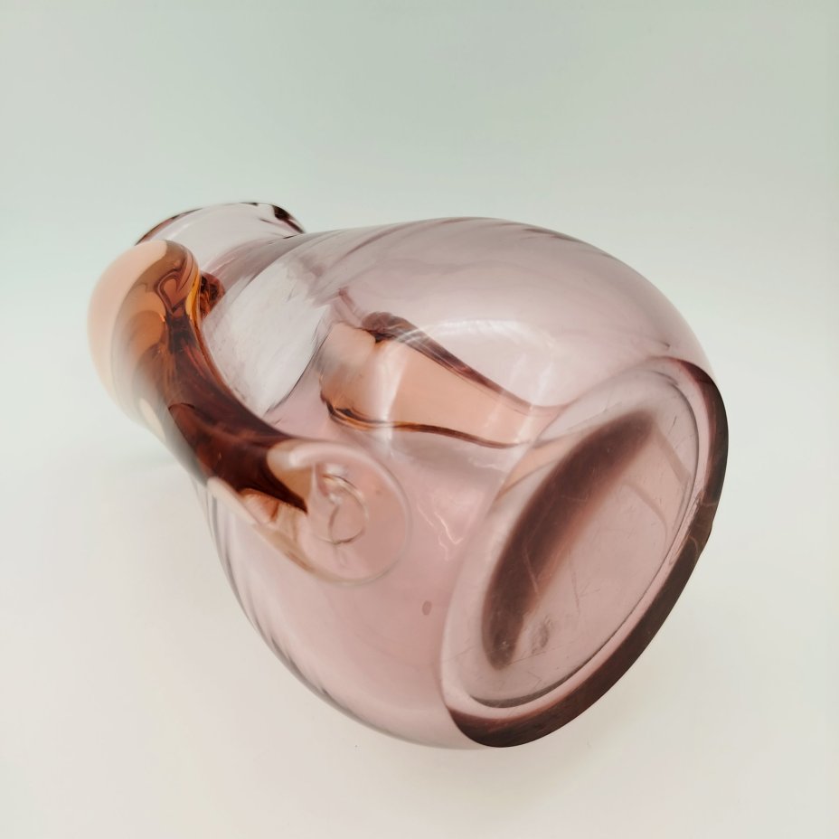 Ваза пузатой формы розового оттенка с двухконечным завершением, цветное стекло, гутная техника, налепы, Ливанский стекольный завод, Латвия, 1960-1980 гг.