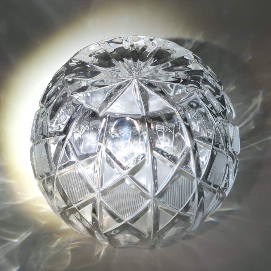 Конфетница круглой формы с геометрическим декором, хрусталь, резьба, Дятьковский хрустальный завод, Российская Федерация, 1990-2015 гг.