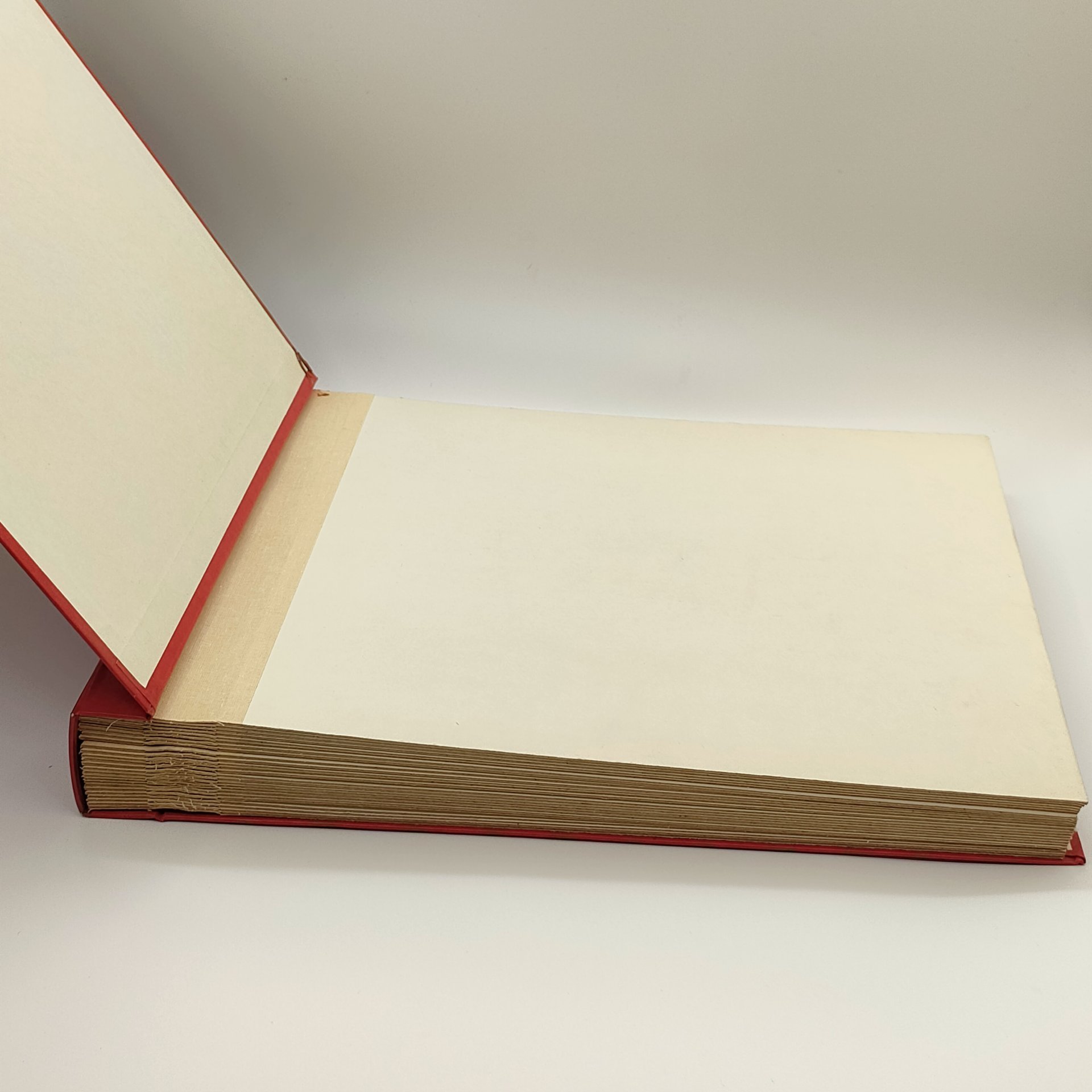 Альбом "Московское высшее пограничное командное ордена Октябрьской Революции Краснознаменное училище КГБ СССР Моссовета" (незаполненная), бумага, картон, кожзам, печать, СССР, 1983-1987 гг.