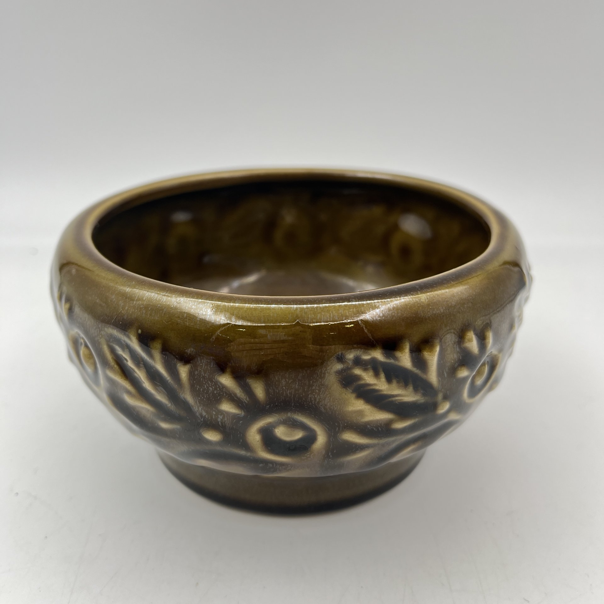 Вазочка (конфетница) с рельефным растительным орнаментом, керамика, глазурь, Львовская керамико-скульптурная фабрика (ЛКСФ), СССР, 1970-1990 гг.