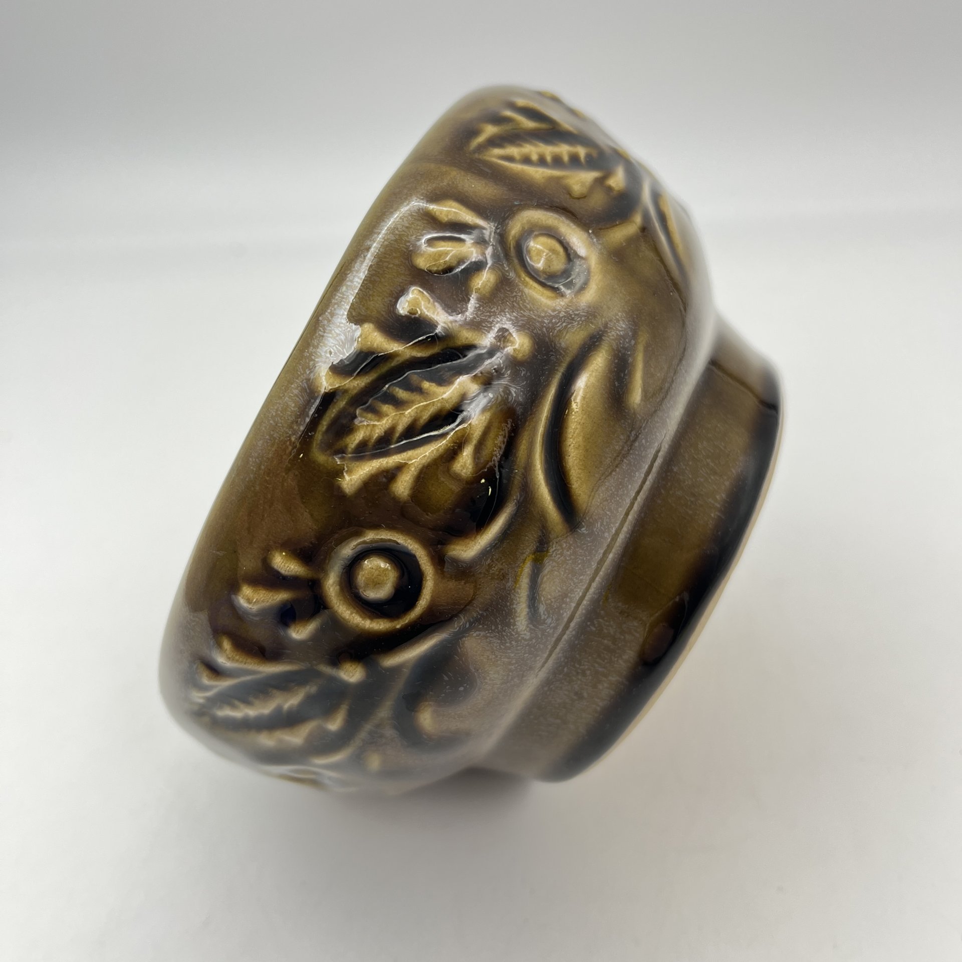 Вазочка (конфетница) с рельефным растительным орнаментом, керамика, глазурь, Львовская керамико-скульптурная фабрика (ЛКСФ), СССР, 1970-1990 гг.