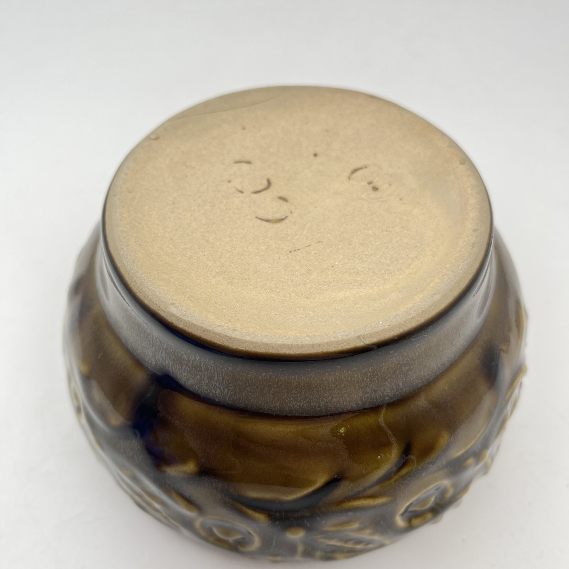 Вазочка (конфетница) с рельефным растительным орнаментом, керамика, глазурь, Львовская керамико-скульптурная фабрика (ЛКСФ), СССР, 1970-1990 гг.