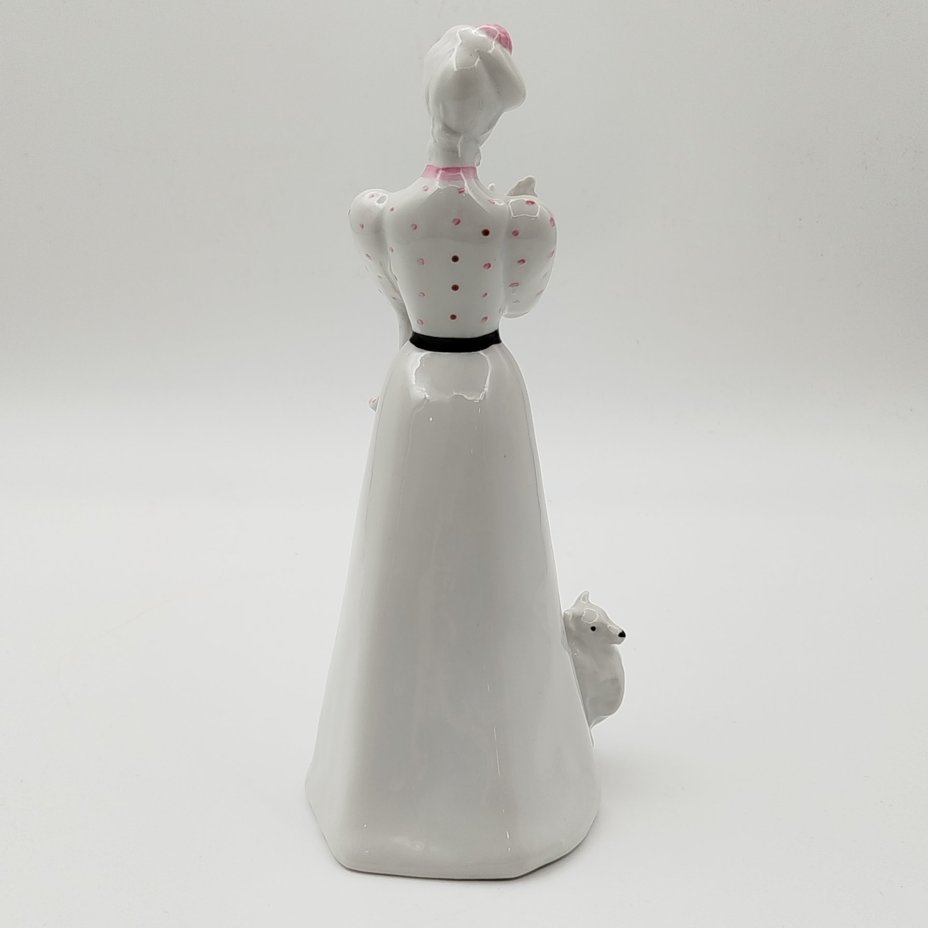 Статуэтка «Дама с собачкой», скульптор А.Д. Бржезицкая