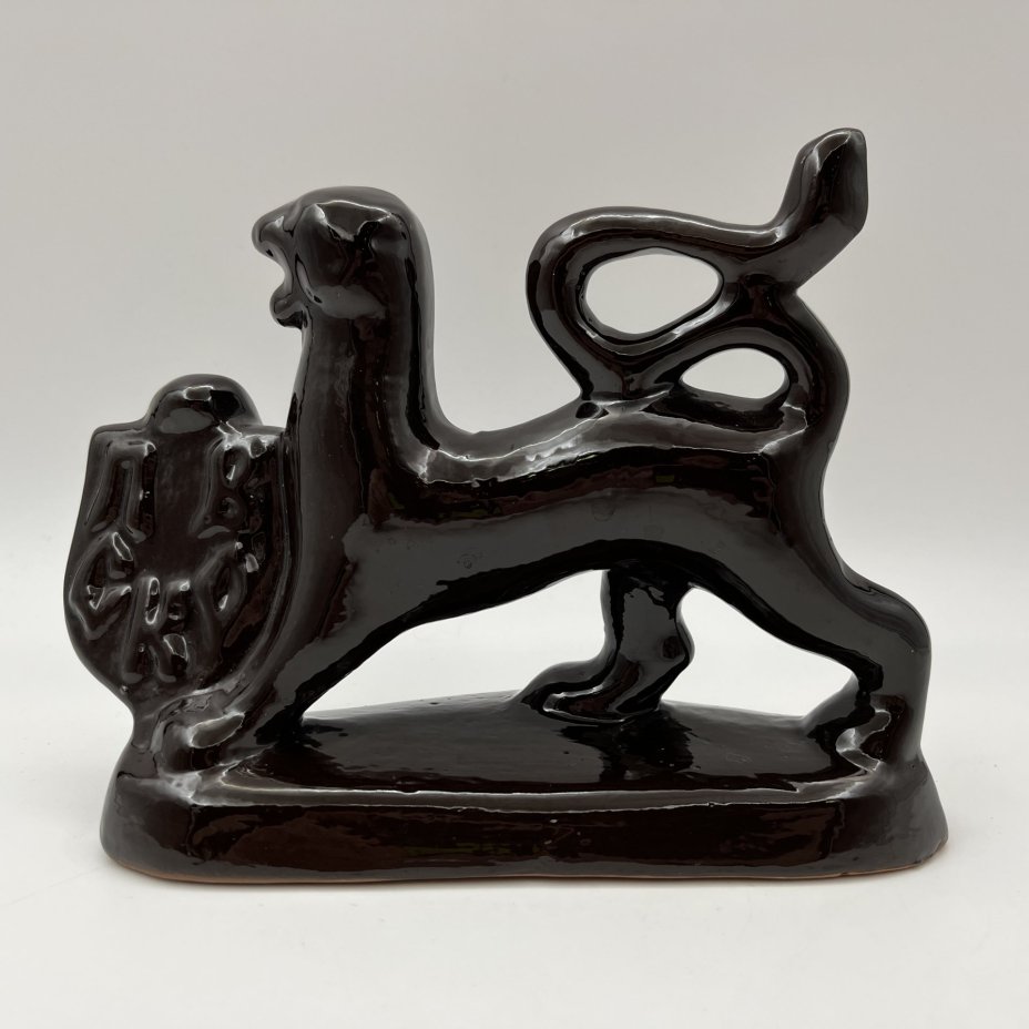 Статуэтка "Барс" с геральдическим щитом, на котором имеется надпись "Псков", Завод «Псковский гончар»