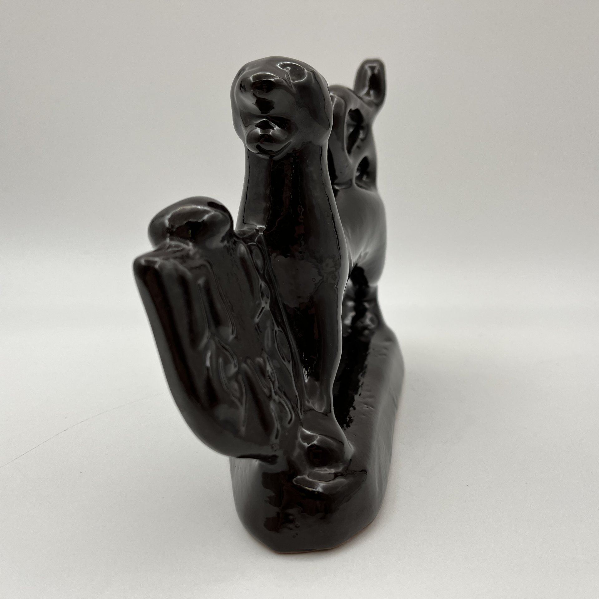 Статуэтка "Барс" с геральдическим щитом, на котором имеется надпись "Псков", Завод «Псковский гончар»