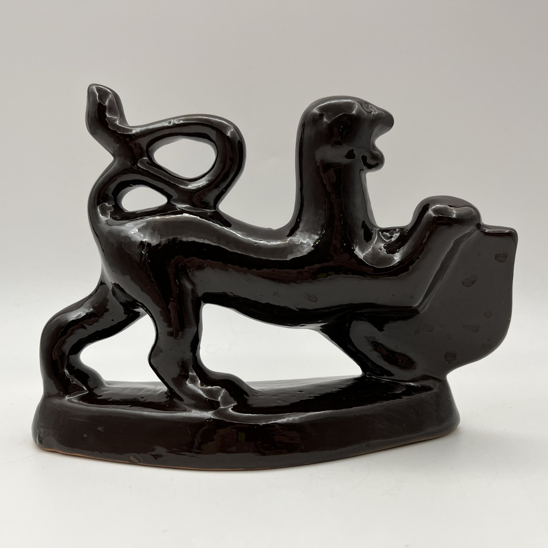 Статуэтка "Барс" с геральдическим щитом, на котором имеется надпись "Псков", Завод «Псковский гончар»