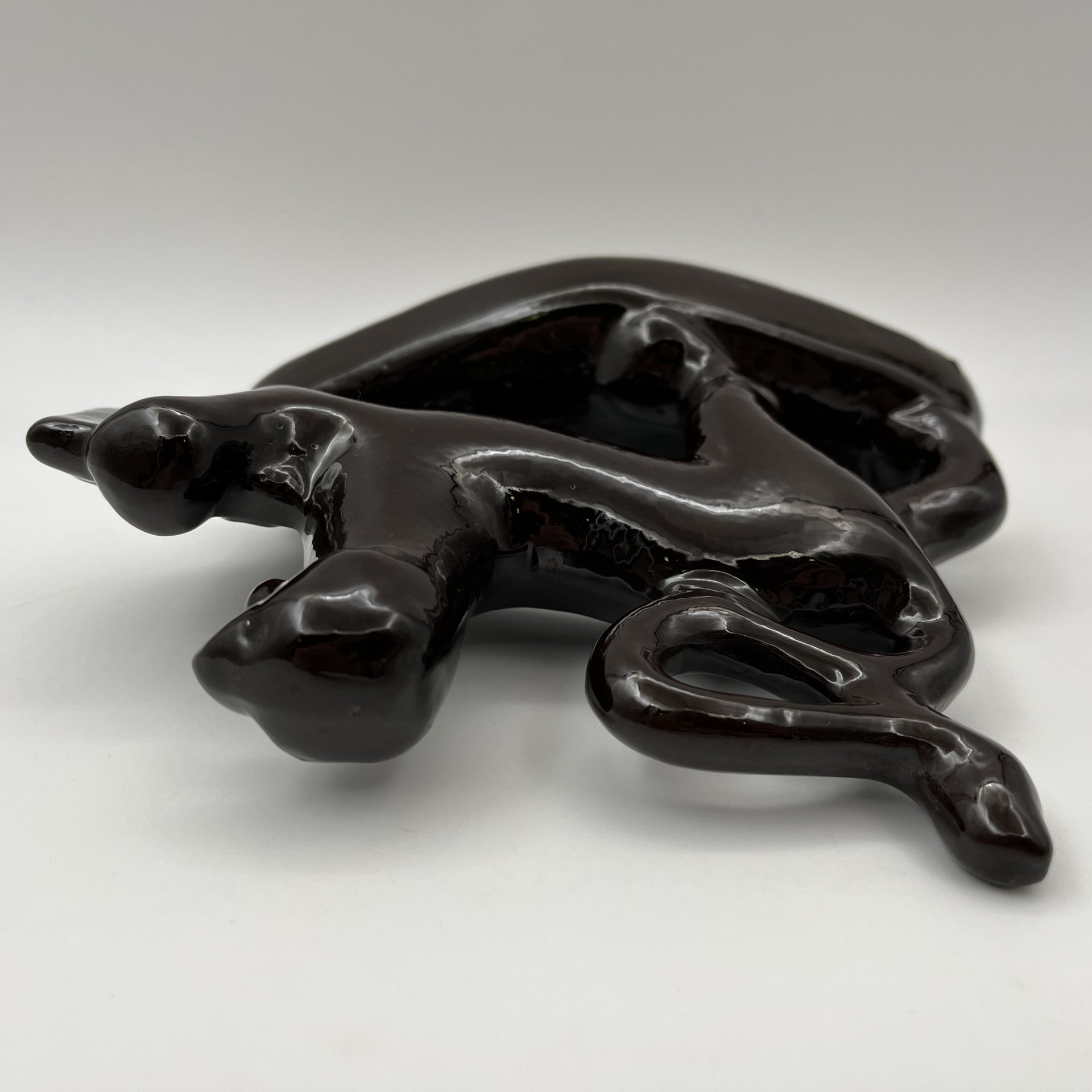 Статуэтка "Барс" с геральдическим щитом, на котором имеется надпись "Псков", Завод «Псковский гончар»