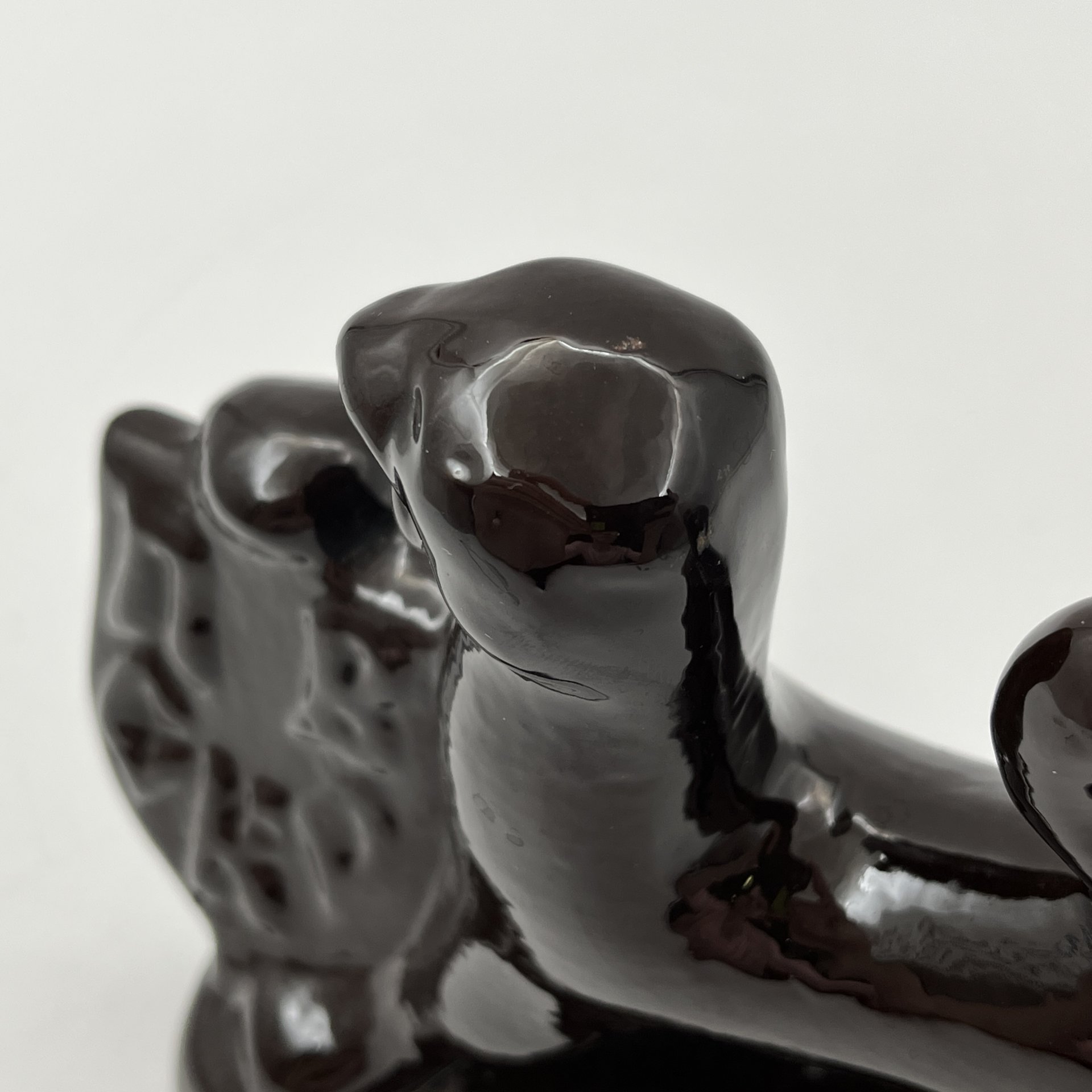 Статуэтка "Барс" с геральдическим щитом, на котором имеется надпись "Псков", Завод «Псковский гончар»