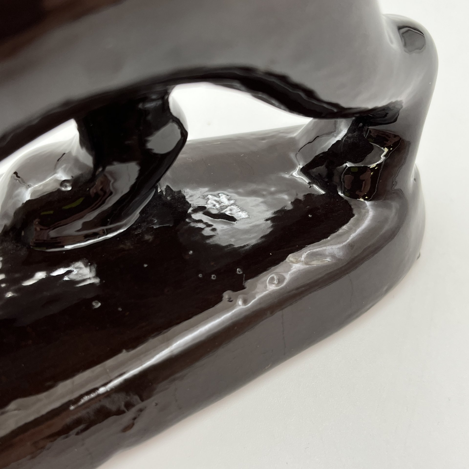 Статуэтка "Барс" с геральдическим щитом, на котором имеется надпись "Псков", Завод «Псковский гончар»