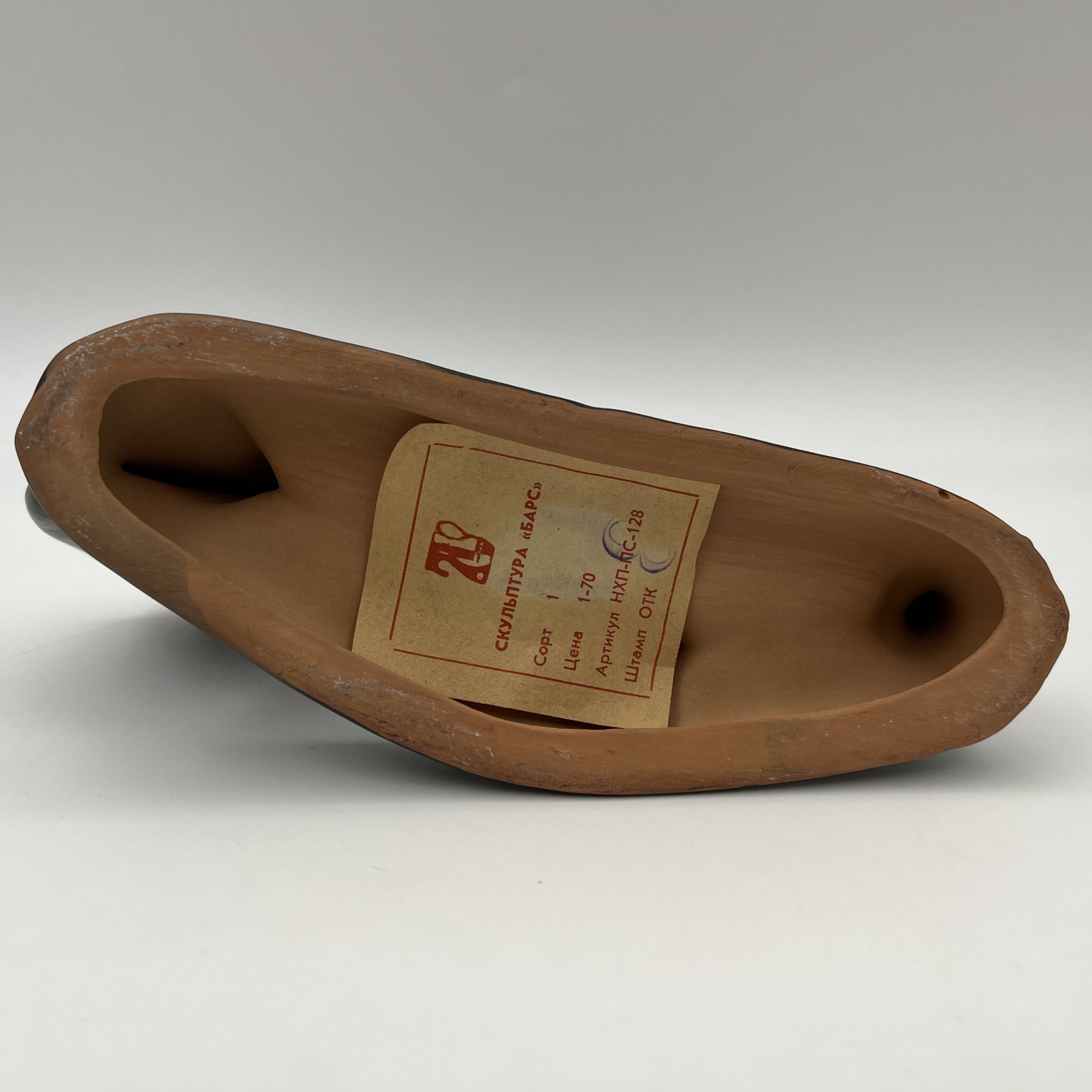 Статуэтка "Барс" с геральдическим щитом, на котором имеется надпись "Псков", Завод «Псковский гончар»