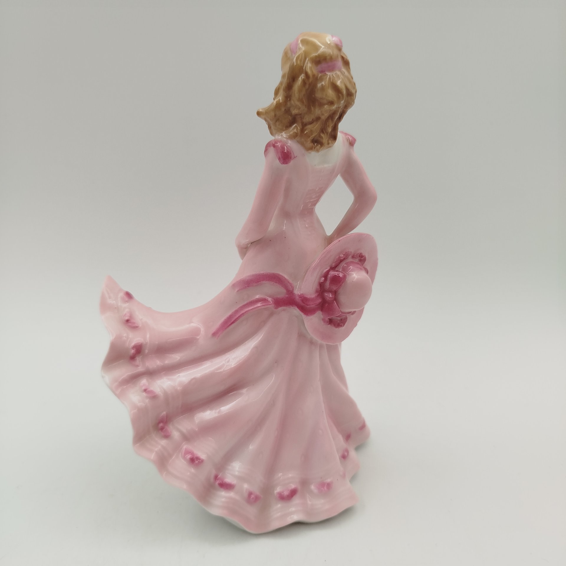 Статуэтка  "Сара" (Девушка в розовом), автор Richard Moore, фарфор, роспись, Royal Worcester, Royal Worcester