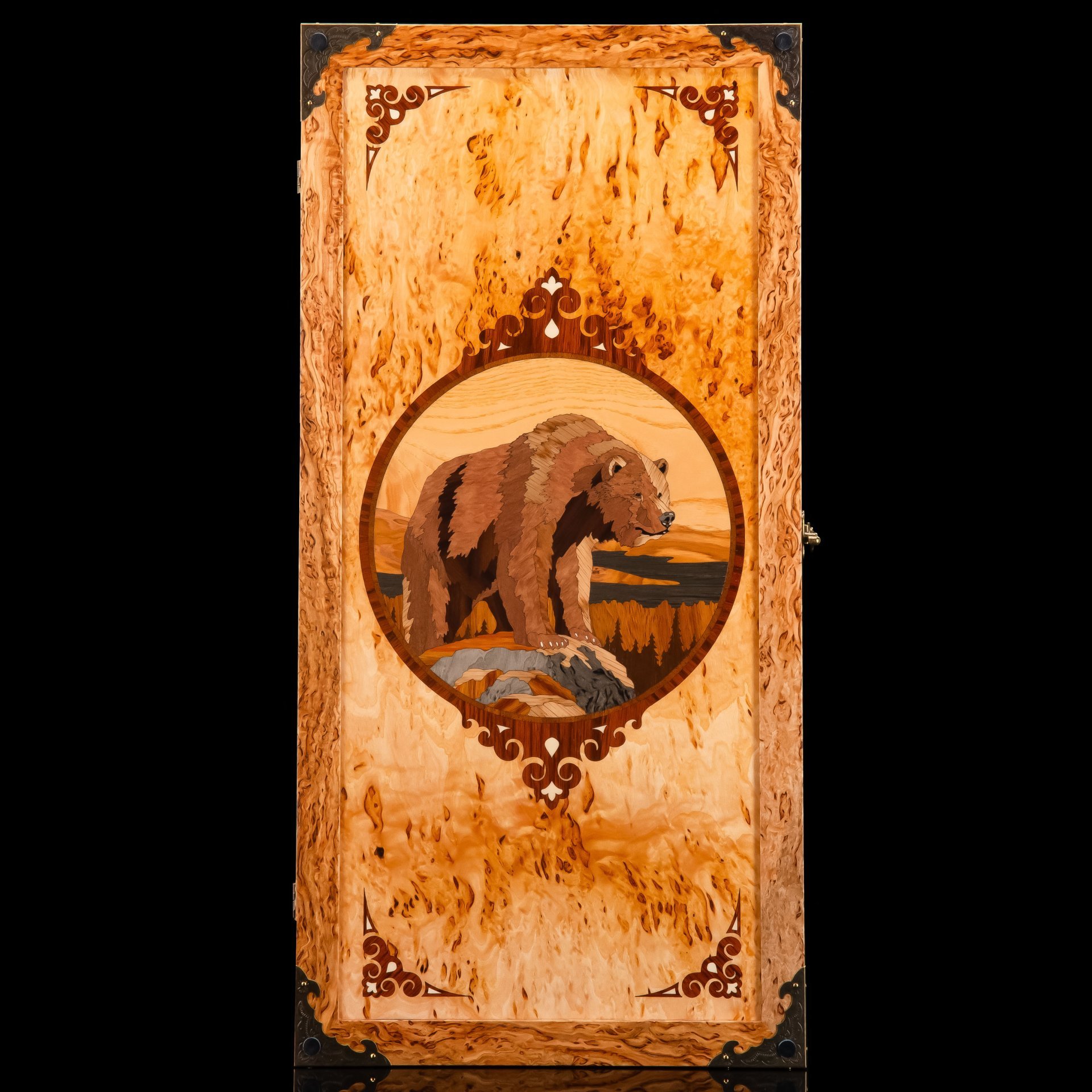 Нарды "Медведь" (Охота), дерево, карельская береза, морение, шлифовка, лак, инкрустация, перламутр, Российская Федерация, 2025 г.