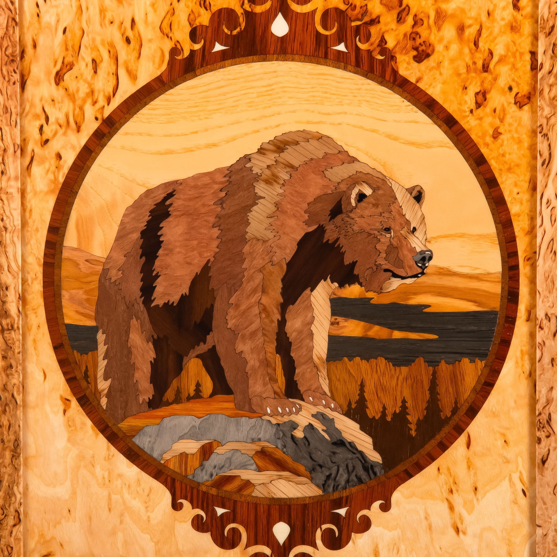 Нарды "Медведь" (Охота), дерево, карельская береза, морение, шлифовка, лак, инкрустация, перламутр, Российская Федерация, 2025 г.