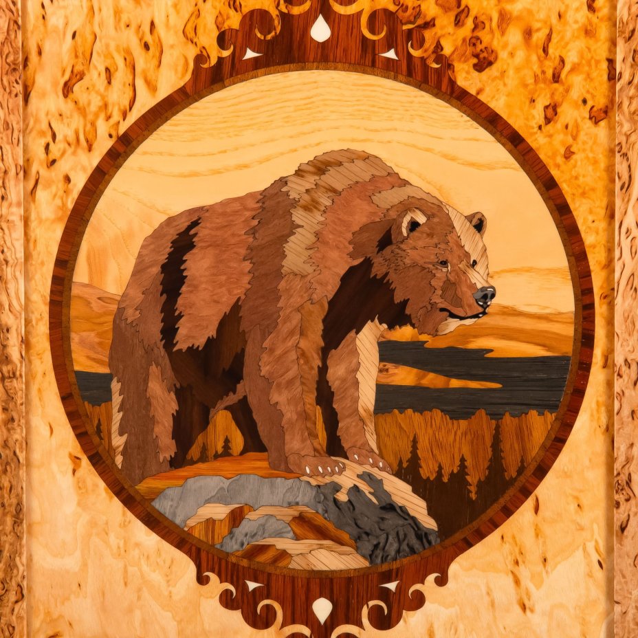 Нарды "Медведь" (Охота), дерево, карельская береза, морение, шлифовка, лак, инкрустация, перламутр, Российская Федерация, 2025 г.
