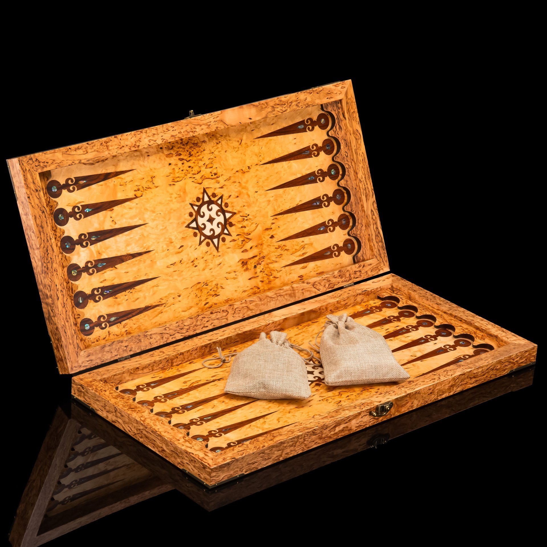 Нарды "Медведь" (Охота), дерево, карельская береза, морение, шлифовка, лак, инкрустация, перламутр, Российская Федерация, 2025 г.