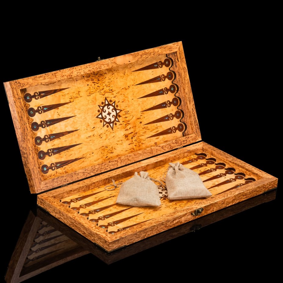 Нарды "Медведь" (Охота), дерево, карельская береза, морение, шлифовка, лак, инкрустация, перламутр, Российская Федерация, 2025 г.