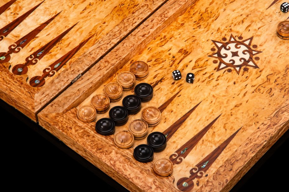 Нарды "Медведь" (Охота), дерево, карельская береза, морение, шлифовка, лак, инкрустация, перламутр, Российская Федерация, 2025 г.