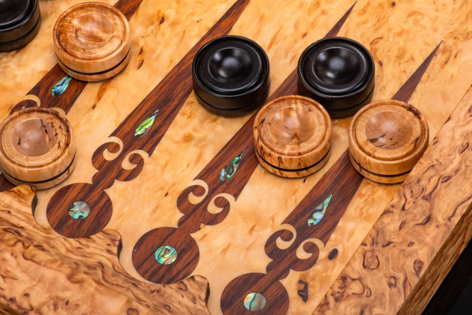 Нарды "Медведь" (Охота), дерево, карельская береза, морение, шлифовка, лак, инкрустация, перламутр, Российская Федерация, 2025 г.