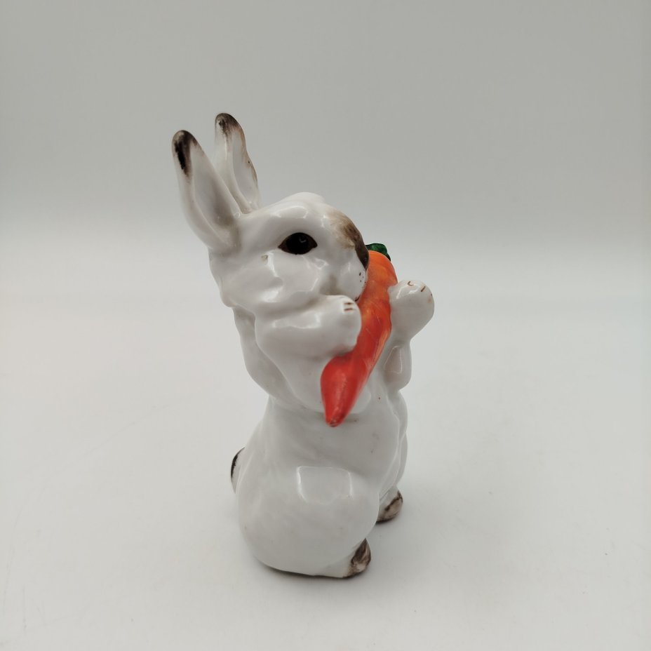 Статуэтка "Заяц с морковкой", скульптор Е.И. Чарушин