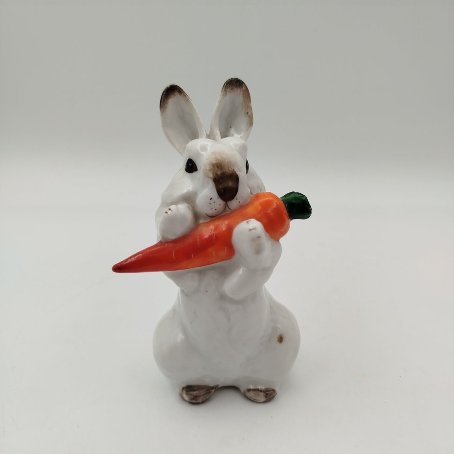 Статуэтка "Заяц с морковкой", скульптор Е.И. Чарушин