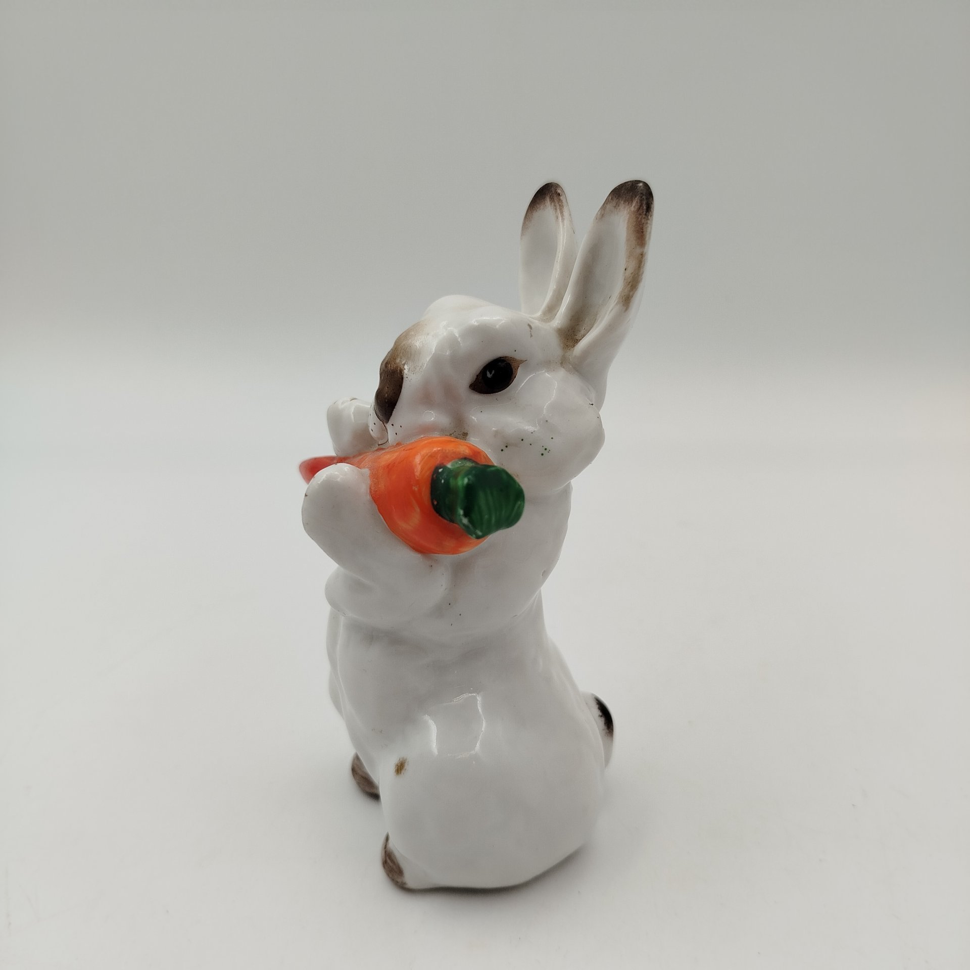 Статуэтка "Заяц с морковкой", скульптор Е.И. Чарушин