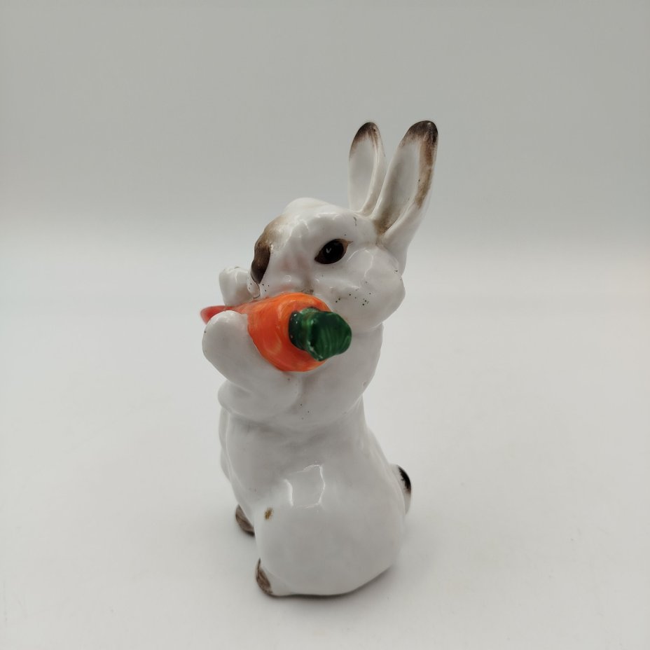 Статуэтка "Заяц с морковкой", скульптор Е.И. Чарушин