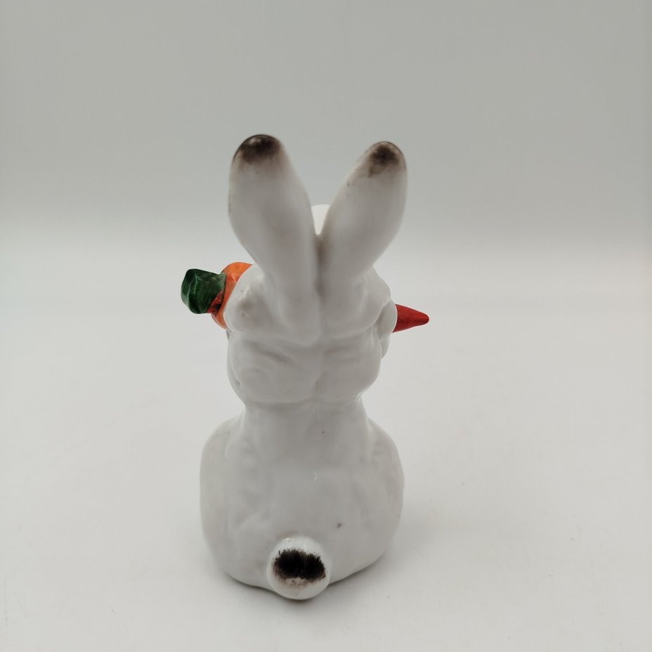 Статуэтка "Заяц с морковкой", скульптор Е.И. Чарушин