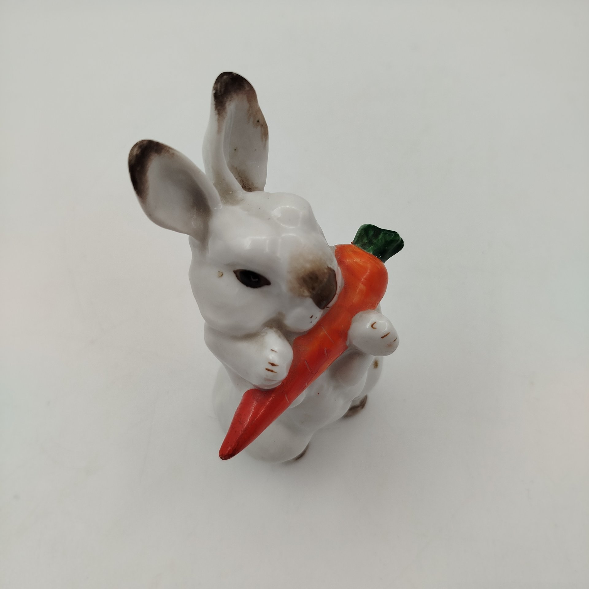 Статуэтка "Заяц с морковкой", скульптор Е.И. Чарушин