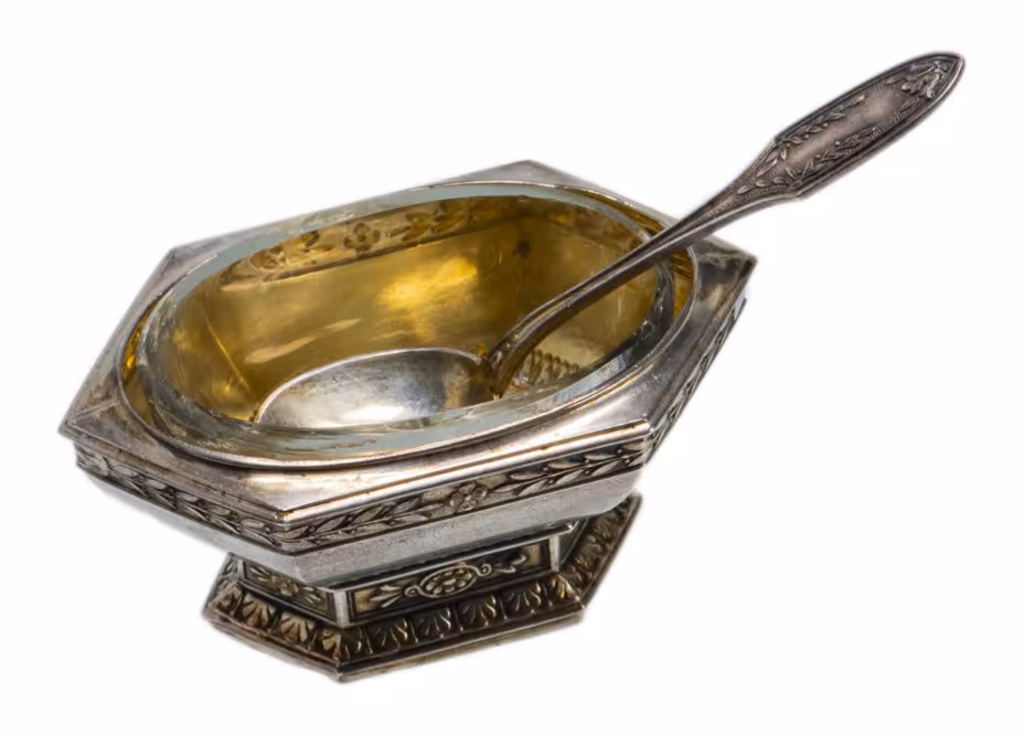 Солонка с ложкой в неоклассическом, серебро 950 пр., фирма "Pierre Bezon", Франция, 1910-1930 гг.
