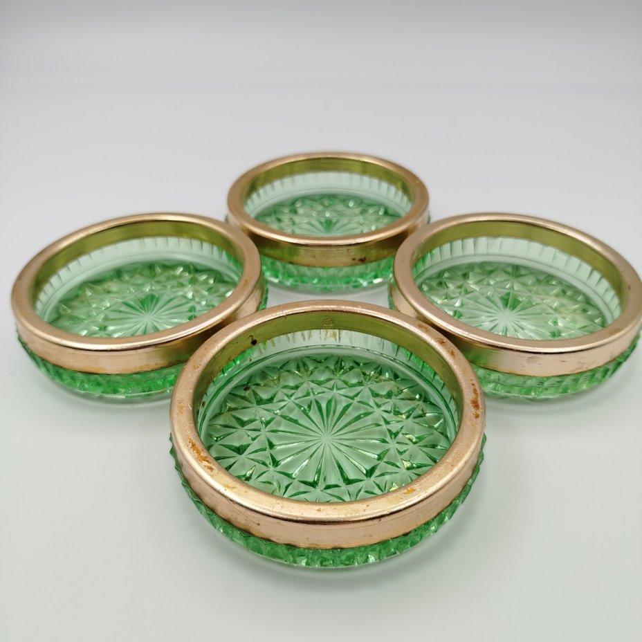Набор из 4-х розеток зеленого оттенка, Завод металлических столовых приборов Металлотреста ГУМП Ленгорисполкома, цветное стекло, металл, СССР, 1956-1963 гг.