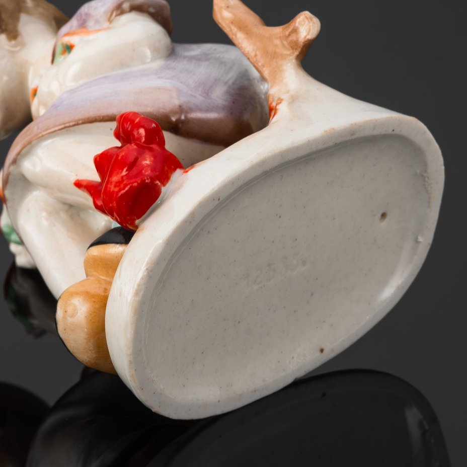 Статуэтка "Девочка и рак"