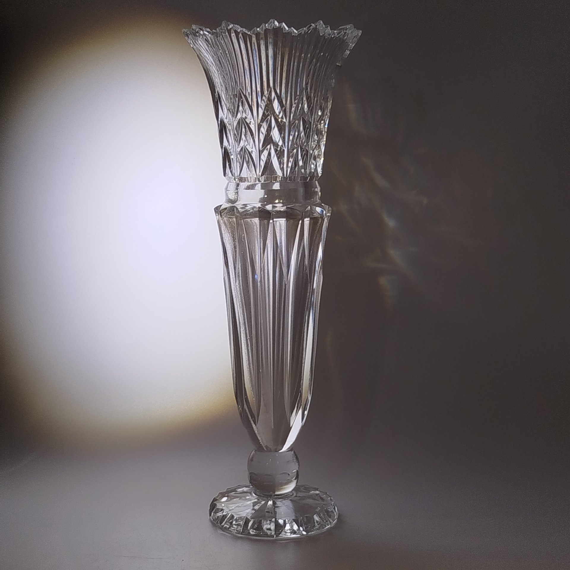 Ваза для цветов "Стройная", автор Мунтян Ю.А., стекло, алмазная грань, шлифовка, Ленинградский завод художественного стекла (ЛЗХС), СССР, 1950-1960 гг.