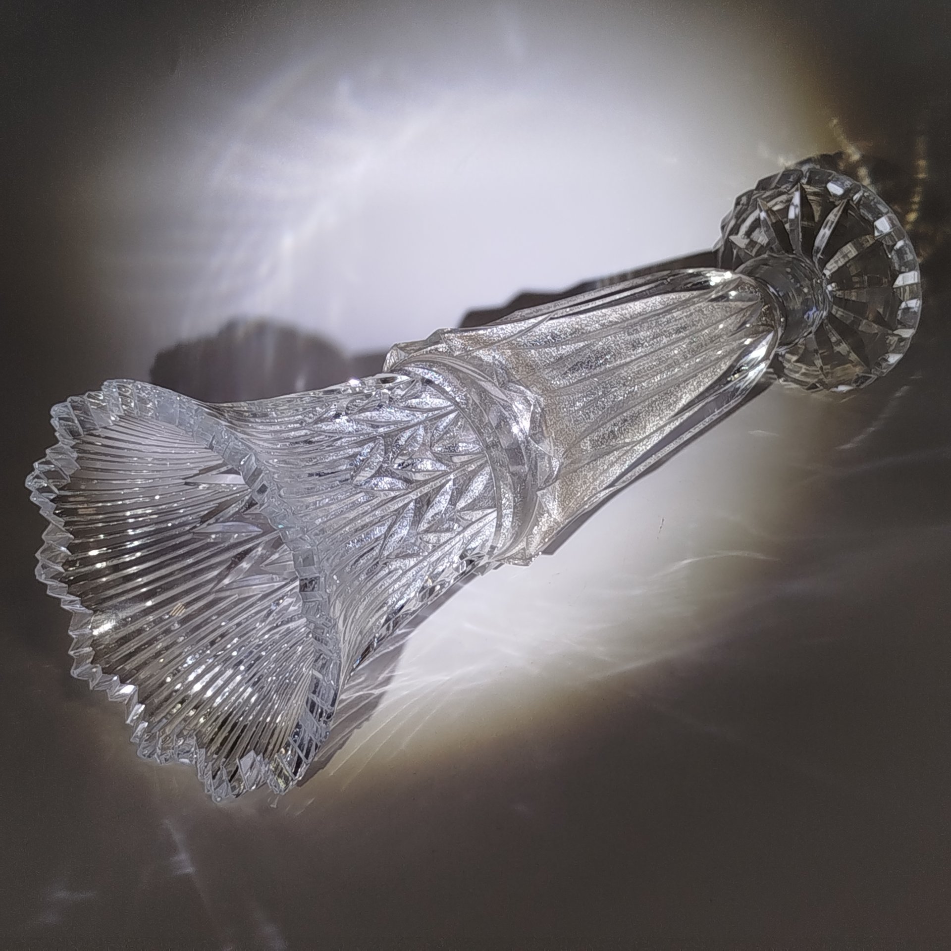 Ваза для цветов "Стройная", автор Мунтян Ю.А., стекло, алмазная грань, шлифовка, Ленинградский завод художественного стекла (ЛЗХС), СССР, 1950-1960 гг.