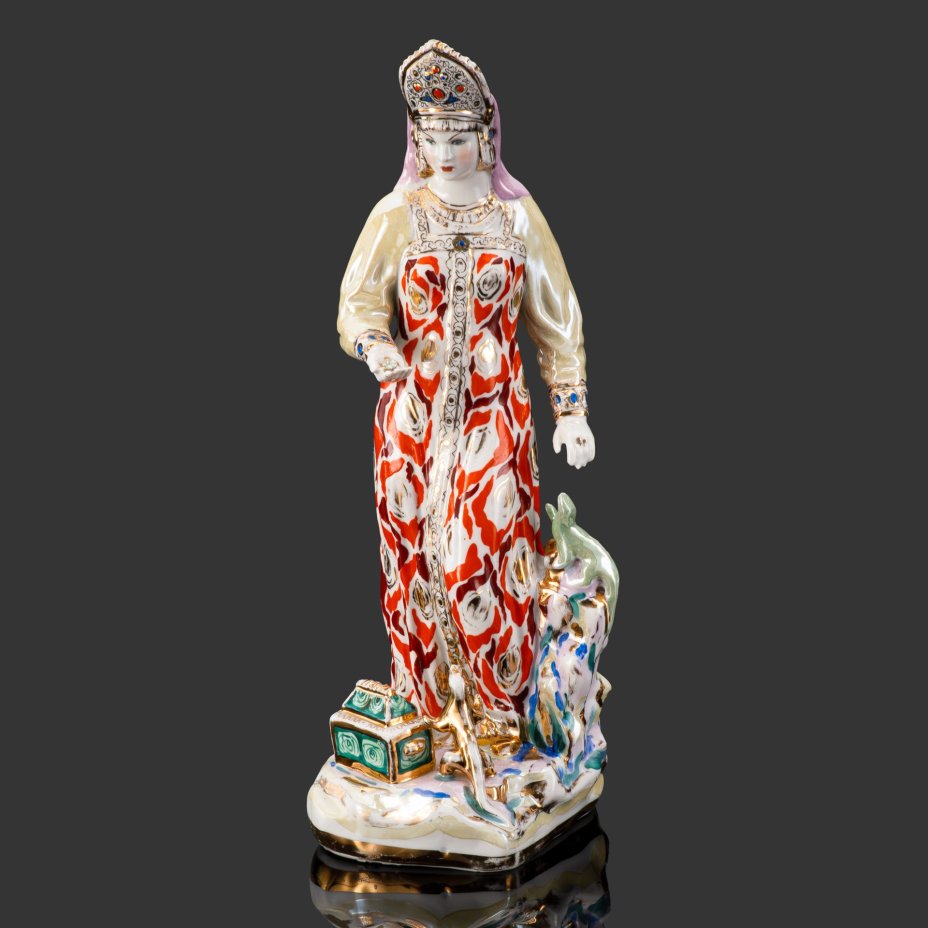 Статуэтка "Дары хозяйки Медной горы", скульптор Кожин П.М, художник Шепелева М.М., Дулевский фарфоровый завод (Дулёво)
