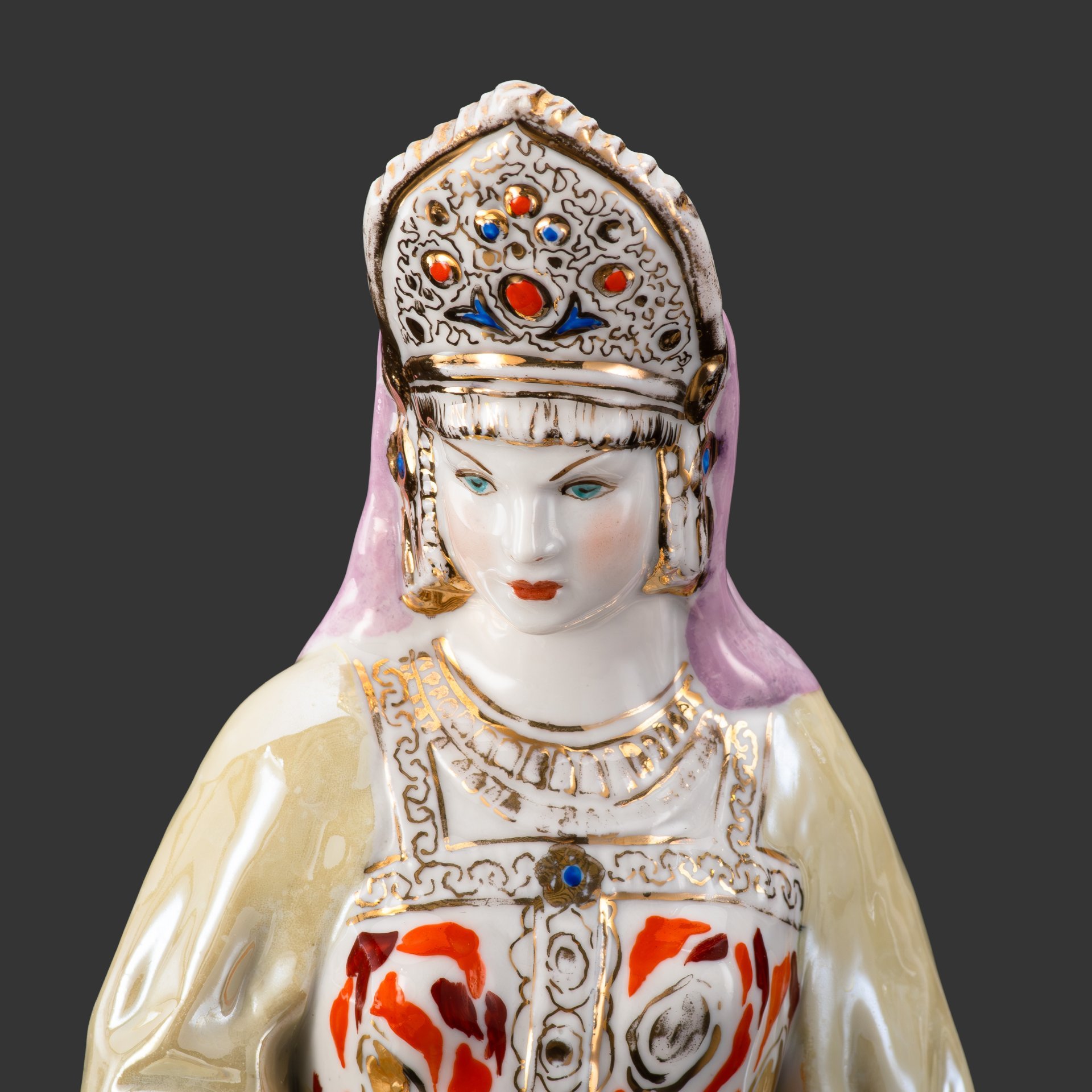 Статуэтка "Дары хозяйки Медной горы", скульптор Кожин П.М, художник Шепелева М.М., Дулевский фарфоровый завод (Дулёво)