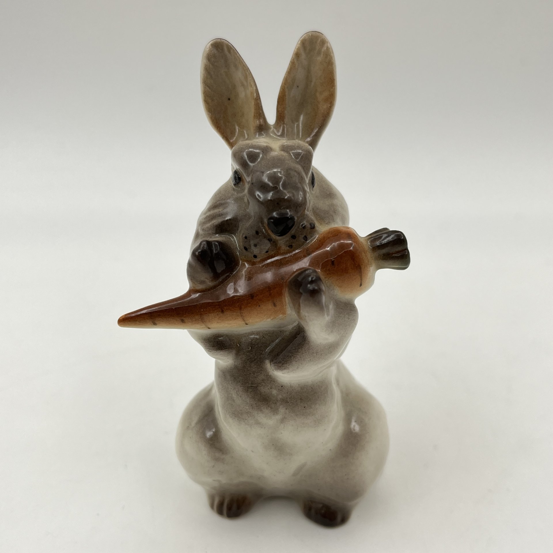 Статуэтка "Заяц с морковкой", скульптор Е.И. Чарушин