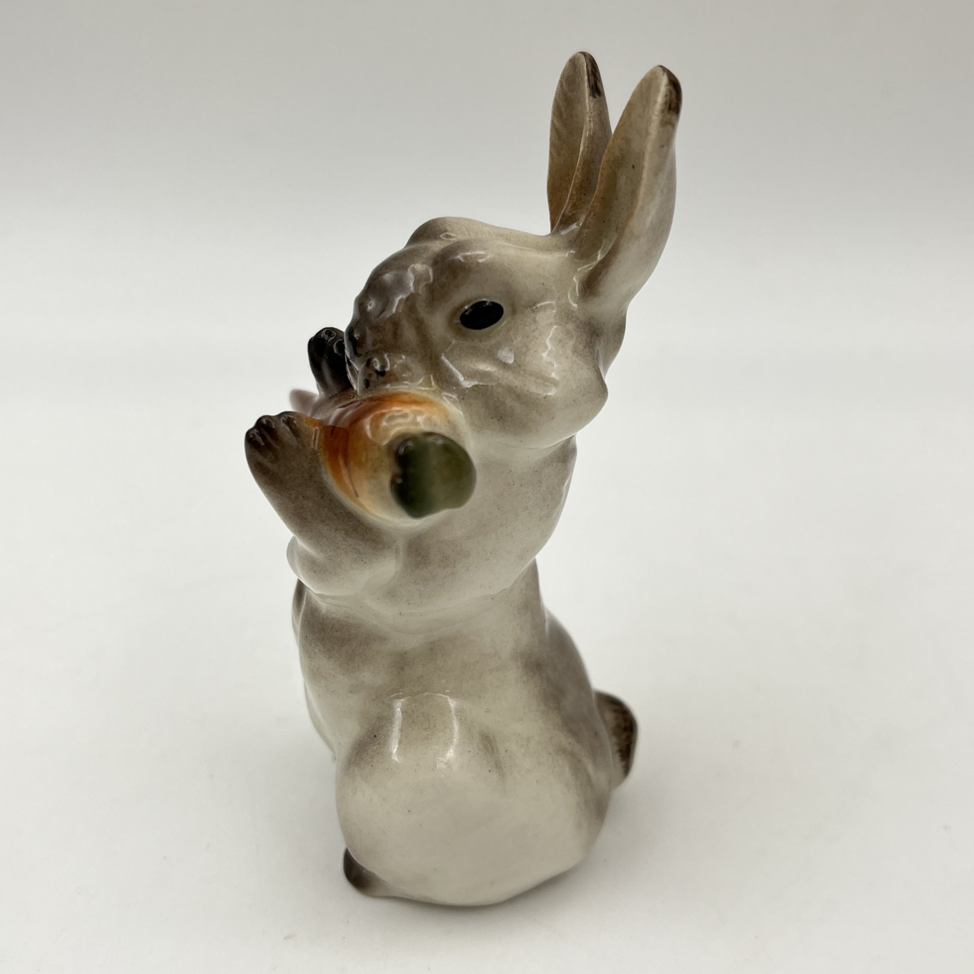 Статуэтка "Заяц с морковкой", скульптор Е.И. Чарушин