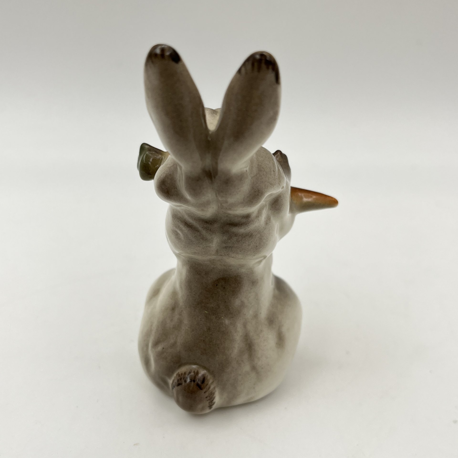 Статуэтка "Заяц с морковкой", скульптор Е.И. Чарушин